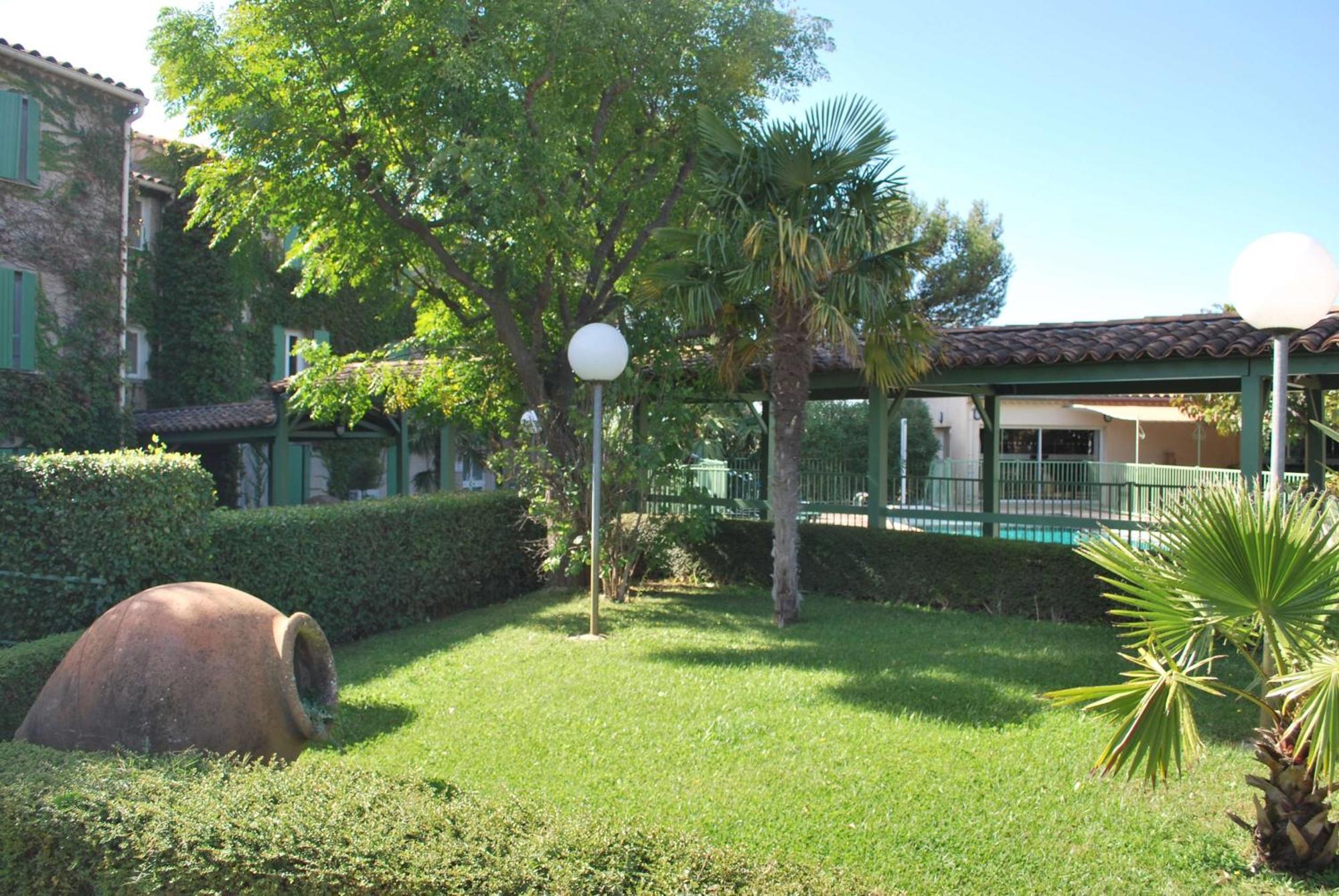 Logis Hotel Restaurant Uzes Pont Du Gard Bagian luar foto